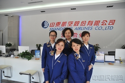記山航營(yíng)銷委濟(jì)南營(yíng)業(yè)部客戶體驗(yàn)中心卓越班組——禮儀服務(wù)的典范